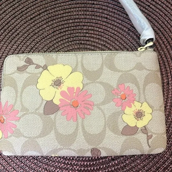 💝🆕💝 Corner Zip Wristlet In Signature Canvas With Floral Print - Picture 7 of 10